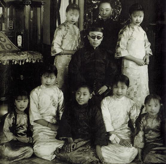 溥任（前坐者）与溥仪（中坐者）、溥杰（后排中）以及妹妹们在天津